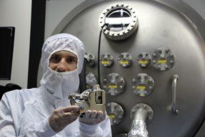 fot. Konrad Aleksiejuk podczas testów koła filtrów skonstruowanego na potrzeby misji Proba-3 prowadzonej przez Europejską Agencję Kosmiczną
